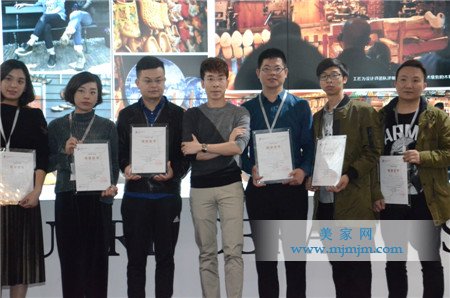 羅浮宮陶瓷CEO楊宏波為設計師頒發《結業證書》