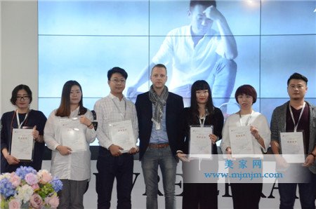 德國色彩專家Jan Tuschen 簡•圖森為設計師頒發《結業證書》