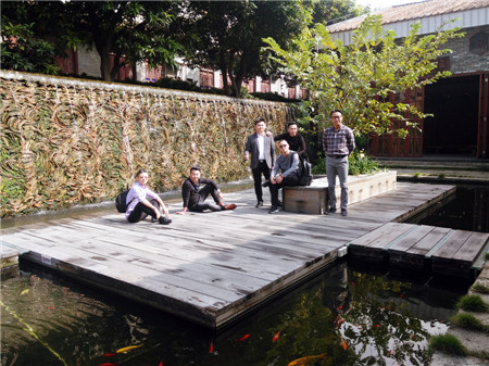 設計師們在南風古灶內合影留念