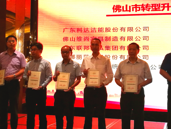 蒙娜麗莎集團總裁蕭禮標(右起二)