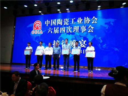 蒙娜麗莎集團代表上臺接受頒獎(右一)