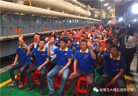 南總給生產基地員工派發開工利是