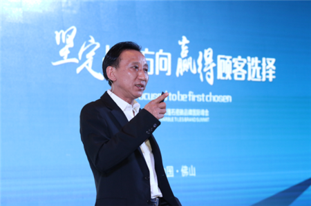 簡一大理石瓷磚董事長李志林作《承上啟下,順勢而上》戰略主題報告